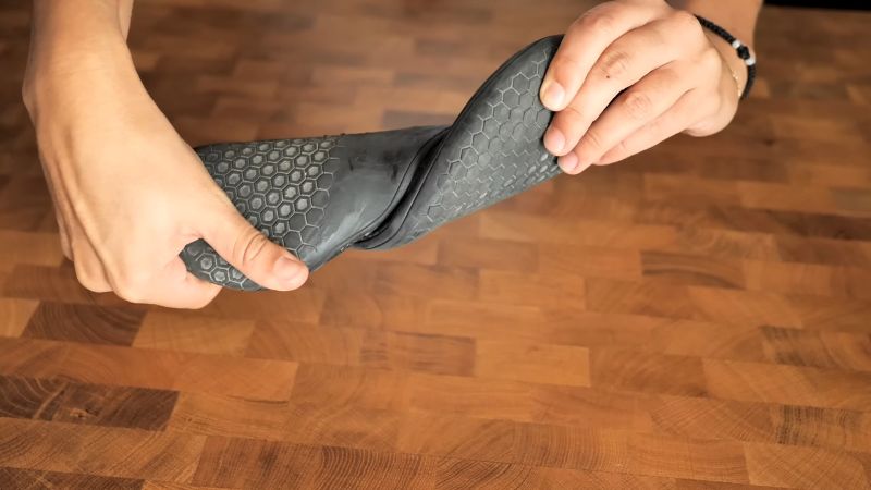 ruke savijaju tanki i fleksibilni đon barefoot obuće