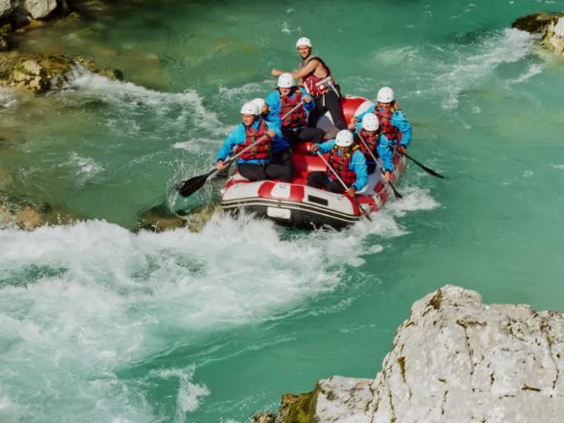 ekipa prijatelja na raftingu