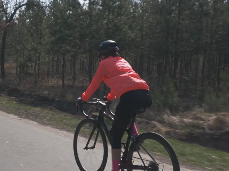 devojka vozi biciklo kroz prirodu