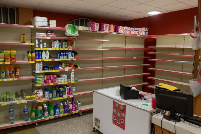 Prazan Raf u Prodavnici