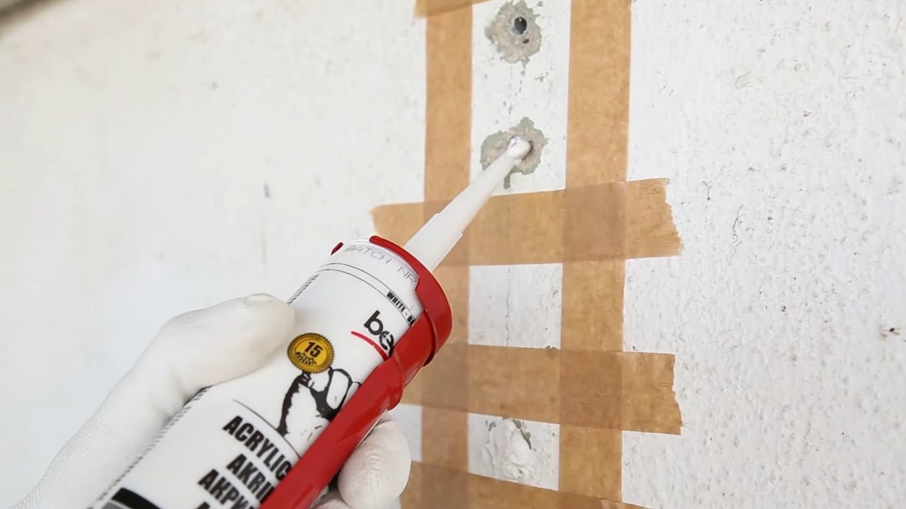 Nanošenje akrilnog kita u pukotinu na zidu