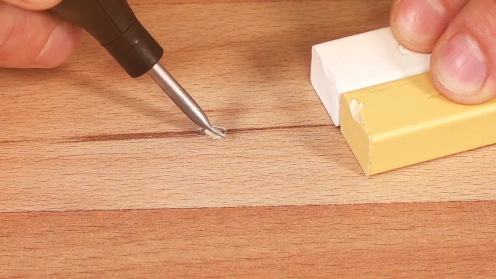 Nanošenje voska za popravku laminata na oštećeno mesto