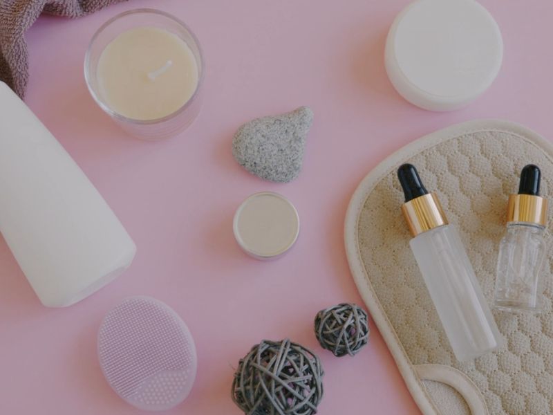 prikaz prirodne kozmetike na roze pozadini