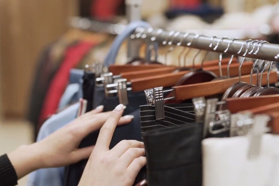 devojka bira pantalone u prodavnici za sebe