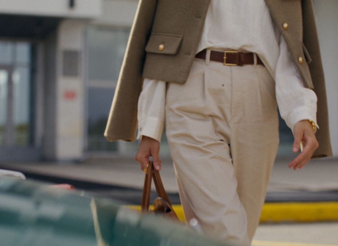 devojka u elegantnim pantalonama 