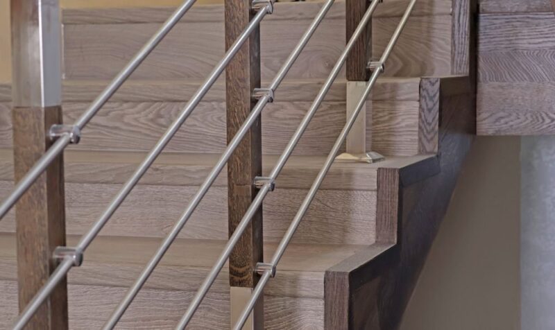 Unutrašnje stepenište sa drvenim gazištima i modernom metalnom ogradom