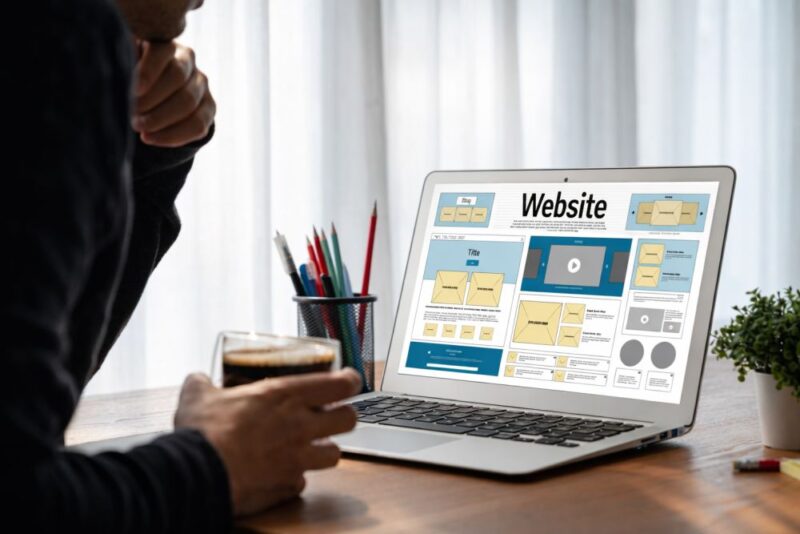Osoba posmatra strukturu web sajta na laptopu tokom planiranja WordPress stranice