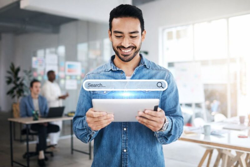 Osoba koristi tablet dok se prikazuje pretraga kao simbol SEO optimizacije
