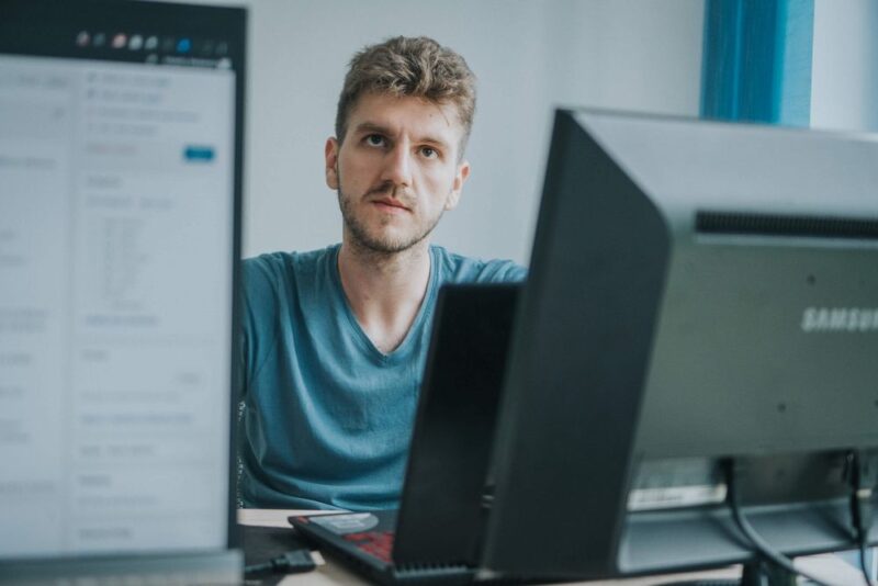 Web developer radi za računarom tokom izrade i upravljanja WordPress sajtom.