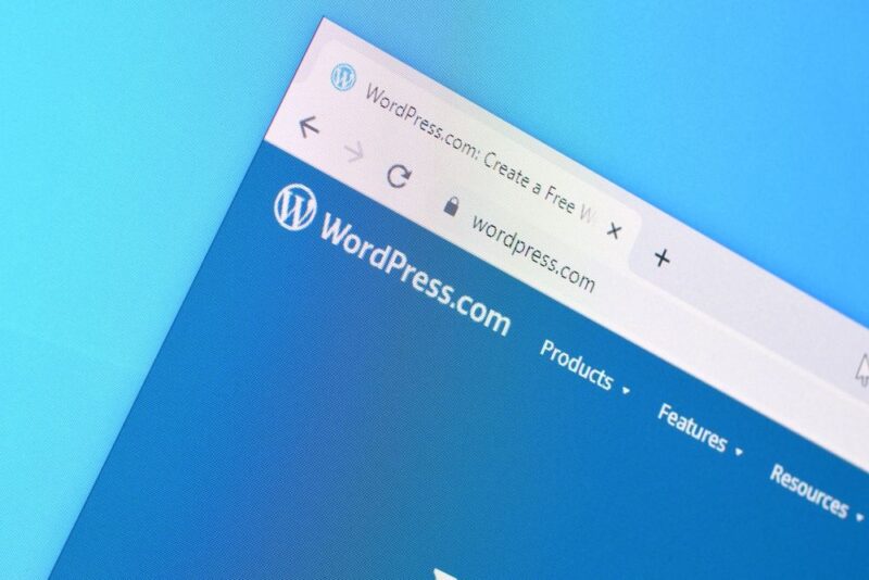 Otvorena WordPress stranica prikazana u internet pregledaču na plavoj pozadini.