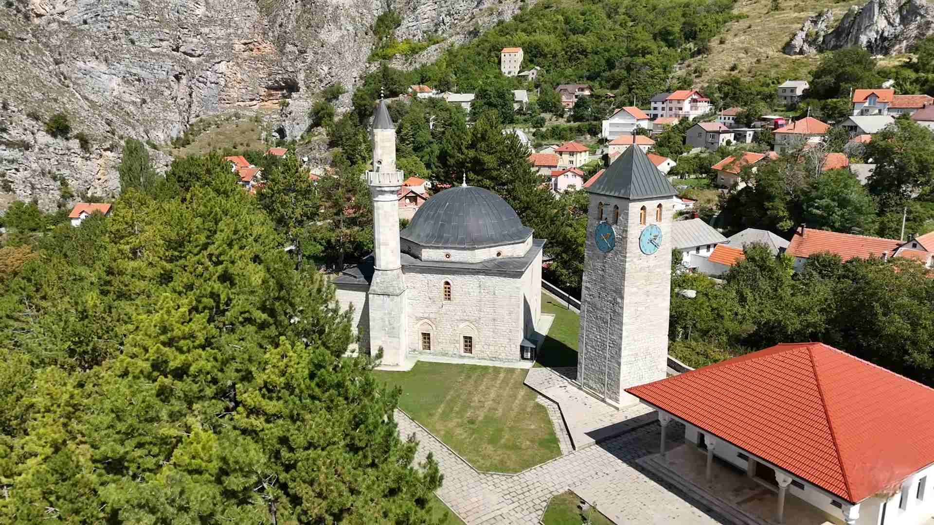 Pogled iz vazduha na džamiju i gradsko jezgro Livna okruženo planinama i zelenilom