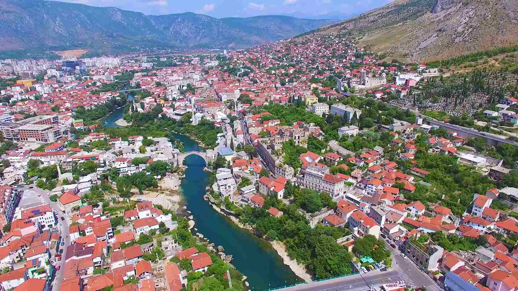 Pogled iz vazduha na Mostar, rijeku Neretvu i Stari most okružen gradskim jezgrom