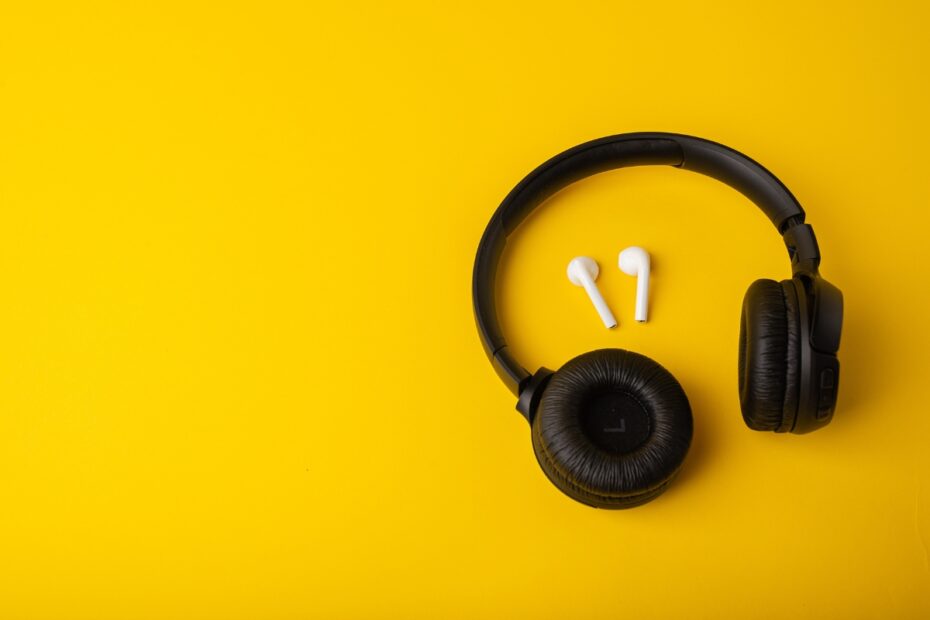 prikaz dva modela slušalica, bubice i over-ear modela na žutoj pozadini