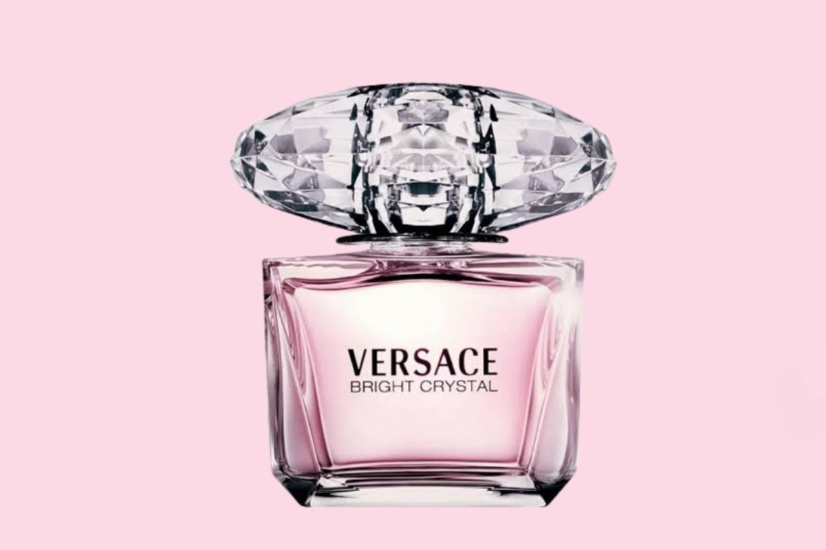 Versace Bright Crystal Eau de Toilette na roze pozadini